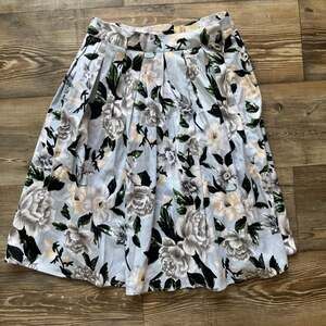 NWOT Blue Floral Pleated A-Line Midi Skirt with Side Zipper and Pockets Preppy